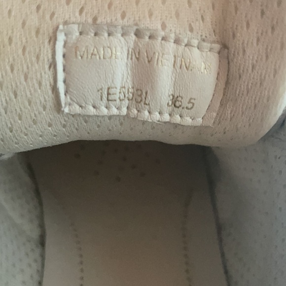 Lightly warn Prada sneakers with minor scratches - Picture 4 of 8